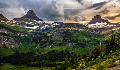 Fototapeta premium Going-to-the-Sun Road Sunset Scenery in Glacier National Park