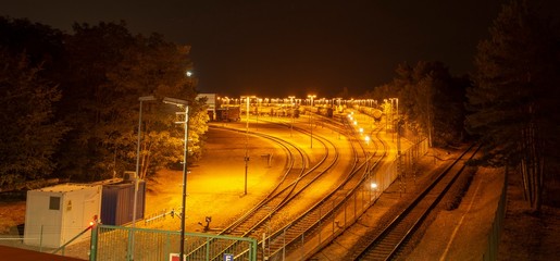 ein Bahnhof bei Nacht