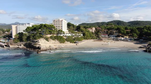 playa de mallorca con aguas cristalinas de color turquesa concepto de vacaciones verano y viajar
