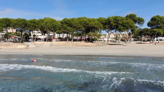  playa de mallorca con aguas cristalinas de color turquesa concepto de vacaciones verano y viajar