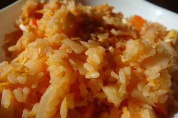 白い皿の上のケチャップライス