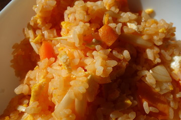 白い皿の上のケチャップライス