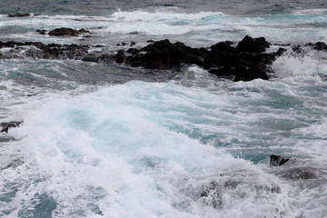 Fototapeta premium 파도치는 아름다운 겨울 바다