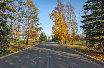 Obraz premium Alley to the palace of culture named after Okunev. Nizhny Tagil. Sverdlovsk region. Russia