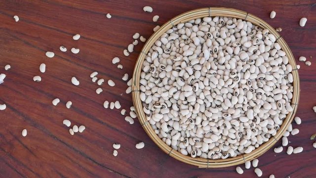 White Kidney Bean contains Phaseolamin, a protein that can inhibit the activity of alpha amylase, which people who want to lose weight want to consume.