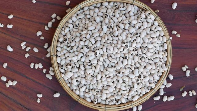 White Kidney Bean contains Phaseolamin, a protein that can inhibit the activity of alpha amylase, which people who want to lose weight want to consume.