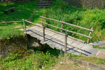 Holzsteg über einen Bach bei Biasca, Tessin, Schweiz