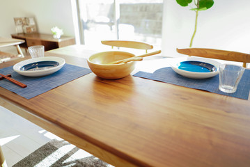 新築住宅の食卓　木のテーブル