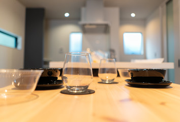 新築住宅の食卓　木のテーブル