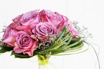 Flower arrangement with pink roses