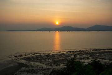 Naklejka premium The sun sets on beautiful beach in Thailand, Phuket.