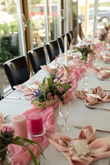schöne eingedeckte Tafel zur Hochzeit mit frischen Blumen in pink rosa