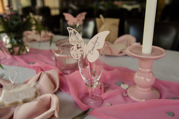 Tischkärtchen Bräutigam für die Hochzeit in pink