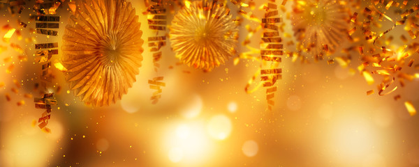 glänzende goldene fest dekoration mit girlanden, konfetti, papier sternen auf unscharfem...