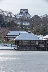 Obraz premium 滋賀県 彦根城 玄宮園 雪景色