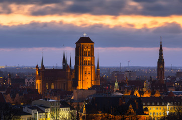 Obraz premium Beautiful cityscape of Gdansk with St. Mary Basilica and City Hall at dawn, Poland.