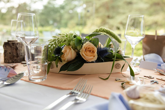 Maritime Tischdekoration mit Boot und frischen Blumen