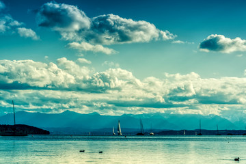 Dynamische Wolkenformationen über dem Starnberger See