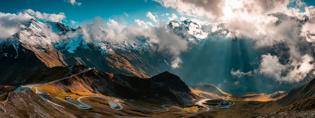 Deurstickers Panorama Panoramisch beeld van de Grossglockner Alpenroute. Bochtige kronkelende weg in de Alpen.