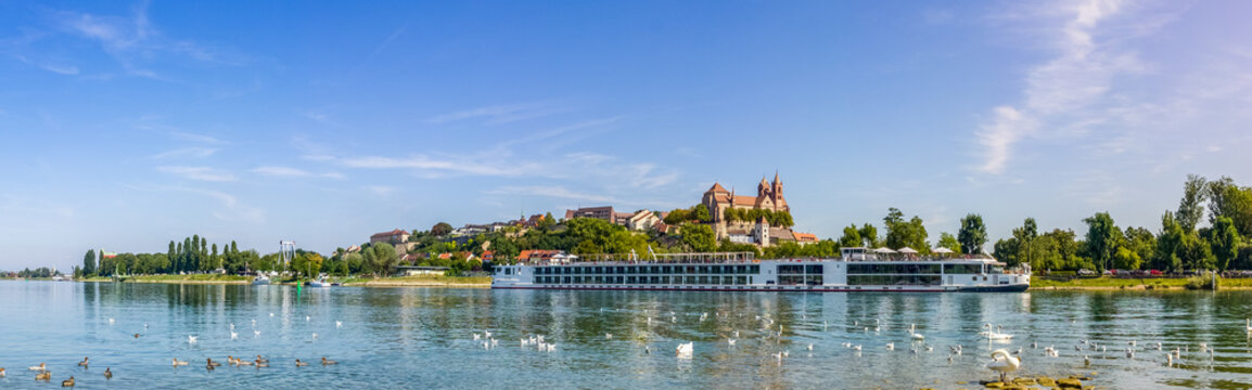 Blick auf das M&uuml;nster und &uuml;ber den Rhein in Breisach, Deutschland 