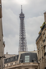 LA TOUR EIFFEL