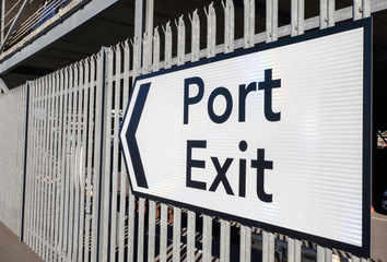 Port Exit: Hinweis Schild zum Ausgang eines Hafens in englischer Sprache im abgesperrten Bereich