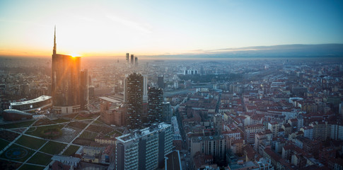 Milaan stadsgezicht bij zonsondergang, panoramisch uitzicht met nieuwe wolkenkrabbers in de wijk Porta Nuova. Italiaans landschap.