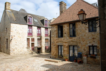 Fototapeta na wymiar Ville de Domfront-en-poiraie, maisons du quartier piétonnier de la vieille ville, département de l'Orne, france