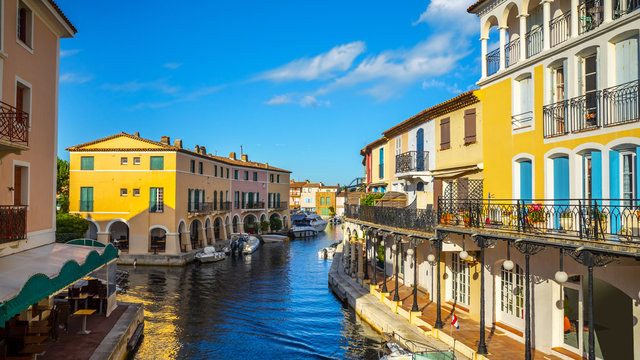 Fototapeta View Of Colorful Houses And Boats In Port Grimaud During Summer Day-Port Grimaud, France