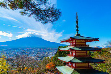 Fototapeta premium Piękny widok z pagody Chureito w sezonie jesiennym z górą Fuji w kapeluszu w tle. Fujiyoshida, Japonia.