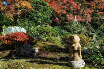滋賀県米原市の青岸寺の庭園の紅葉と可愛いお地蔵さんです