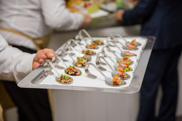 empregados a servir a mesa