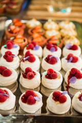 mesa com deliciosas sobremesas