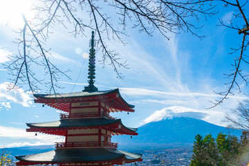 Obraz premium Beautiful view from Chureito Pagoda in Autumn season with mountain Fuji wearing hat in the background. Fujiyoshida, Japan.
