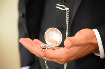 mão com relógio de bolso
