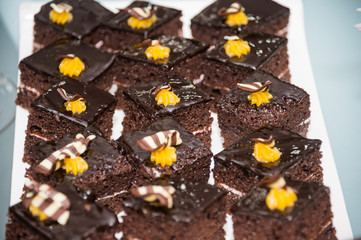 mesa com deliciosas sobremesas