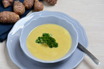 Hausgemachte Topinambursuppe, Cremesuppe mit Petersilie	