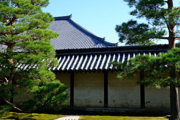 京都大本山天龍寺の屋根瓦と古い土壁の庭園風景