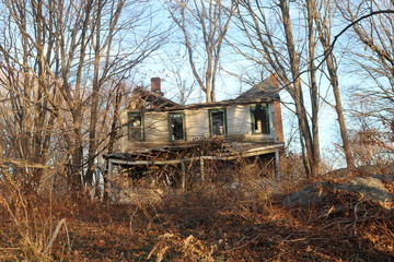 Obraz premium Old abandoned ruined decayed farmhouse in the woods