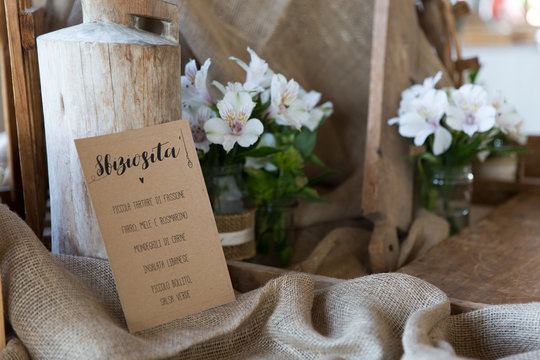 Tavolo addobbato con menu in stile rustico