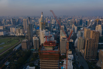 Obraz premium Construction site background. Hoisting cranes and new multi-storey buildings. I.ndustrial background.