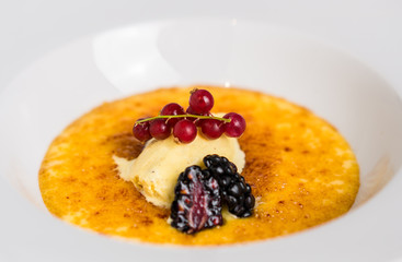 deliciosa sobremesa de leite de creme com amoras