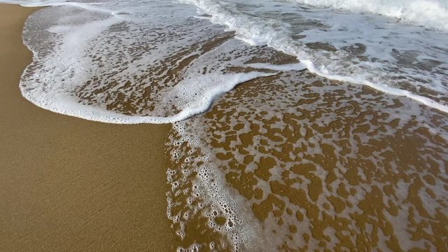 滑らかな砂浜を歩く 足元にグッと迫る波 パンアップ 志賀島 パノラマ 海の中道海岸_v38_00567(ISLL2560_6_MOV)