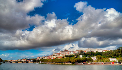 Vue panoramique de Coimbra depuis le Mondego, Portugal