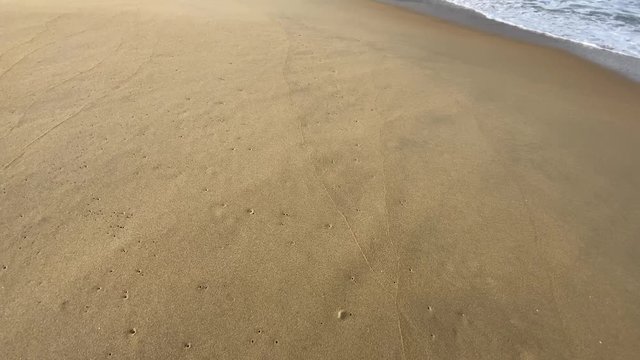滑らかな砂浜を歩く 足元に打ち寄せる波 パンアップ 志賀島 パノラマ 海の中道海岸_v37_00566(ISLL2560_5_MOV)