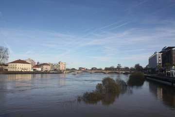 Hochwasser in der Stadt Dax in Süd Frankreich