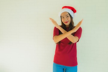 Portrait beautiful young asian women wearing santa hat for celebration in christmas