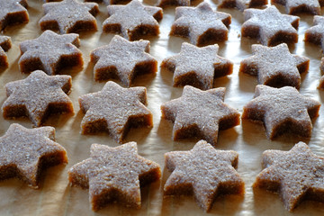 Ausgestochener Teig für das Weihnachtsgebäck