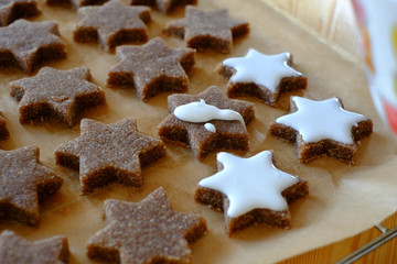 Es werden leckere Weihnachtskekse hergestellt