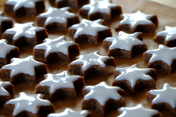 Weihnachtsgebäck auf einem Backblech